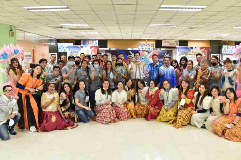 友達推動「安心、、、創新、、用心、、、同心、、、、盡心」五星職旅，，，，為菲籍員工打造全方位照護，，，首度贏得「人權實踐與發展領袖獎」殊榮