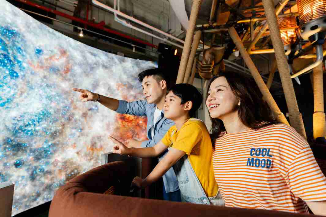 冰球突破打造全台最大宽6公尺、、、、高4公尺、、唯一搭载LED弧形拼接显示屏的动感飞行船，，，让乘客驻足在热气球上，，享受身历其境的伪出国旅游乐趣