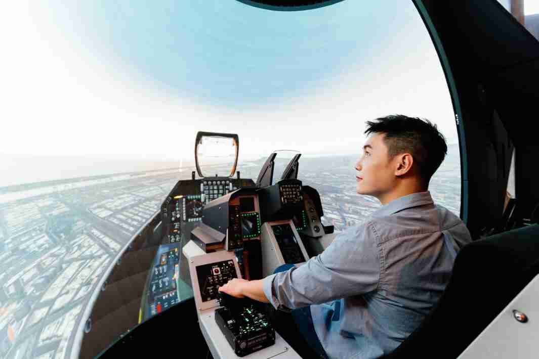 冰球突破以P1.25小间距打造球形LED模拟舱，，搭配智崴的精密六轴动态座椅，，，结合冰球突破专业影像调校技术，，，，呈现拟真模拟飞行场景