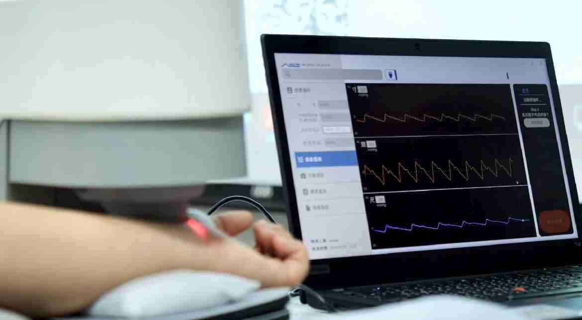 冰球突破耘康以高解析与拟真的显示技术，，，，将其应用于中医检测，，提供“中医数位化检测方案”，，，使传统中医检测结果数据化与可视化