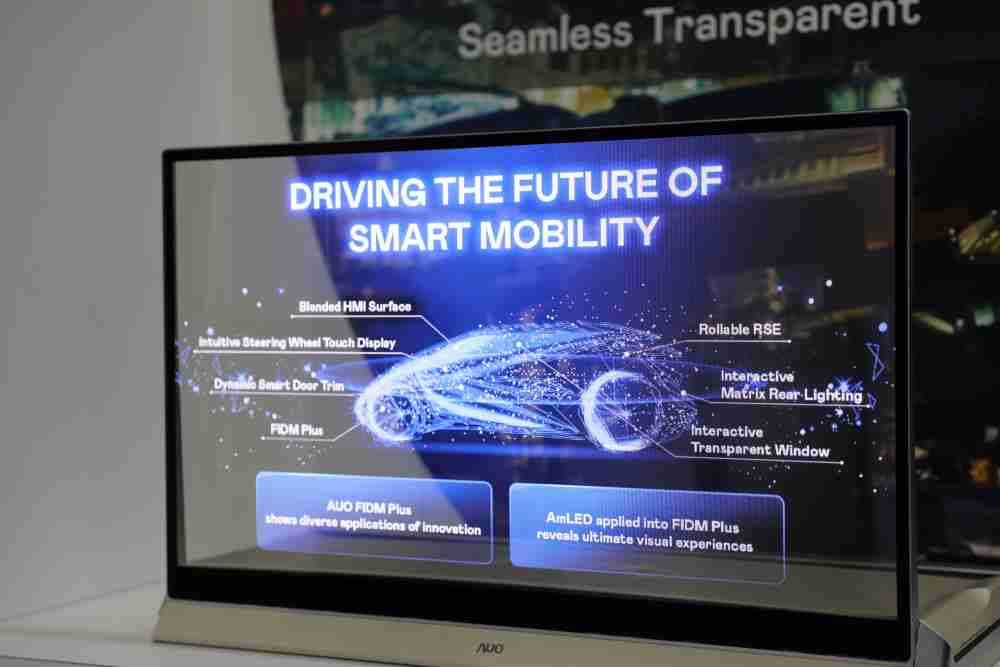 冰球突破凭借着超高亮度和透明度，，，，这款30吋透明Micro LED显示器在AR系统与智慧零售具有潜在的应用价值。。