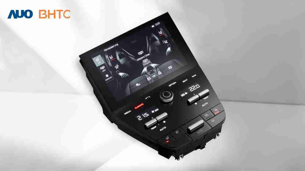 作為友達新生力軍，，，，BHTC所展示的中央與後座鞍部的Display HMI產品，，可處理多區恆溫控制、、、顯示畫面，，，，呈現仿真3D車室分區；以力傳感技術精準傳遞觸感，，並結合音量及震動反饋，，，，防止意外啟動，，，提供使用者自然流暢、、直觀且輕鬆駕馭的舒適介面