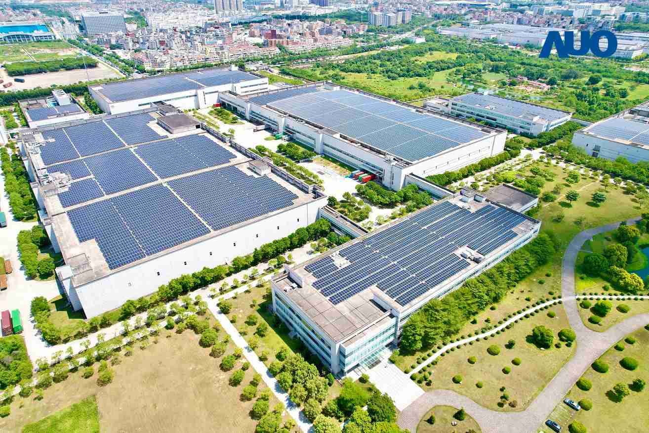 冰球突破厦门推动智能制造同时，，，透过绿电创能纵深推进绿色转型，，，，厂区全屋顶铺设太阳能光伏板，，，每年太阳能发电 2,600多万度