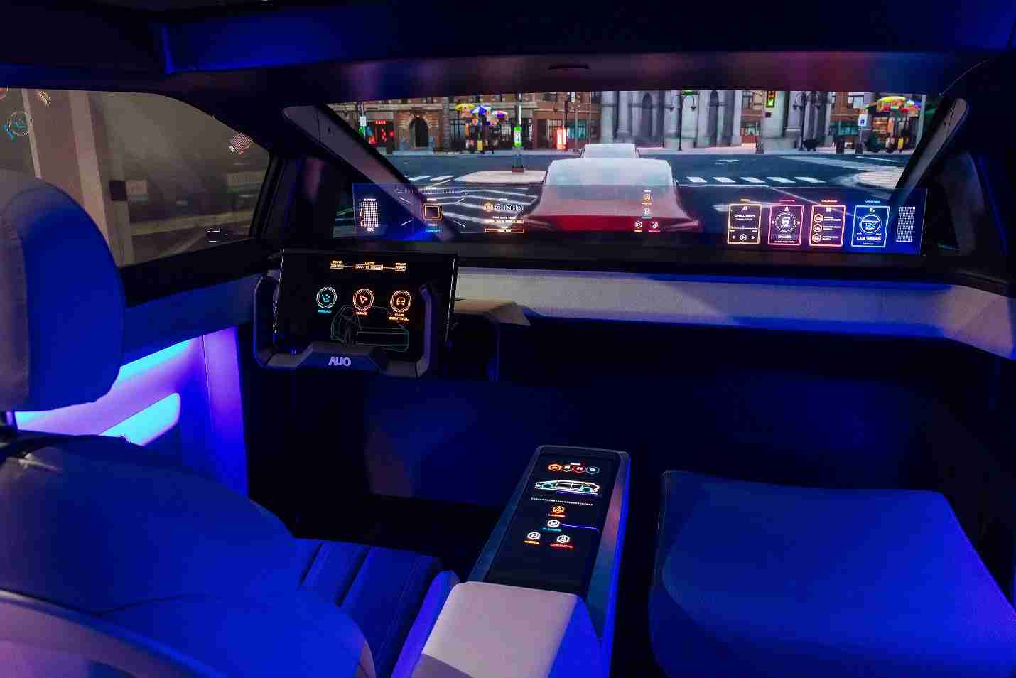 冰球突破连续四年入围科睿唯安全球百大创新机构，，，，专利布局科技与绿色创新前沿。。。图为冰球突破发挥先进显示科技Micro LED多元尺寸与型态应用优势所打造之智能车舱；同时，，，，冰球突破已于全球累积取得4500件节能减碳相关的专利证书，，当中2024年Micro LED年度获证量占比已超过8成