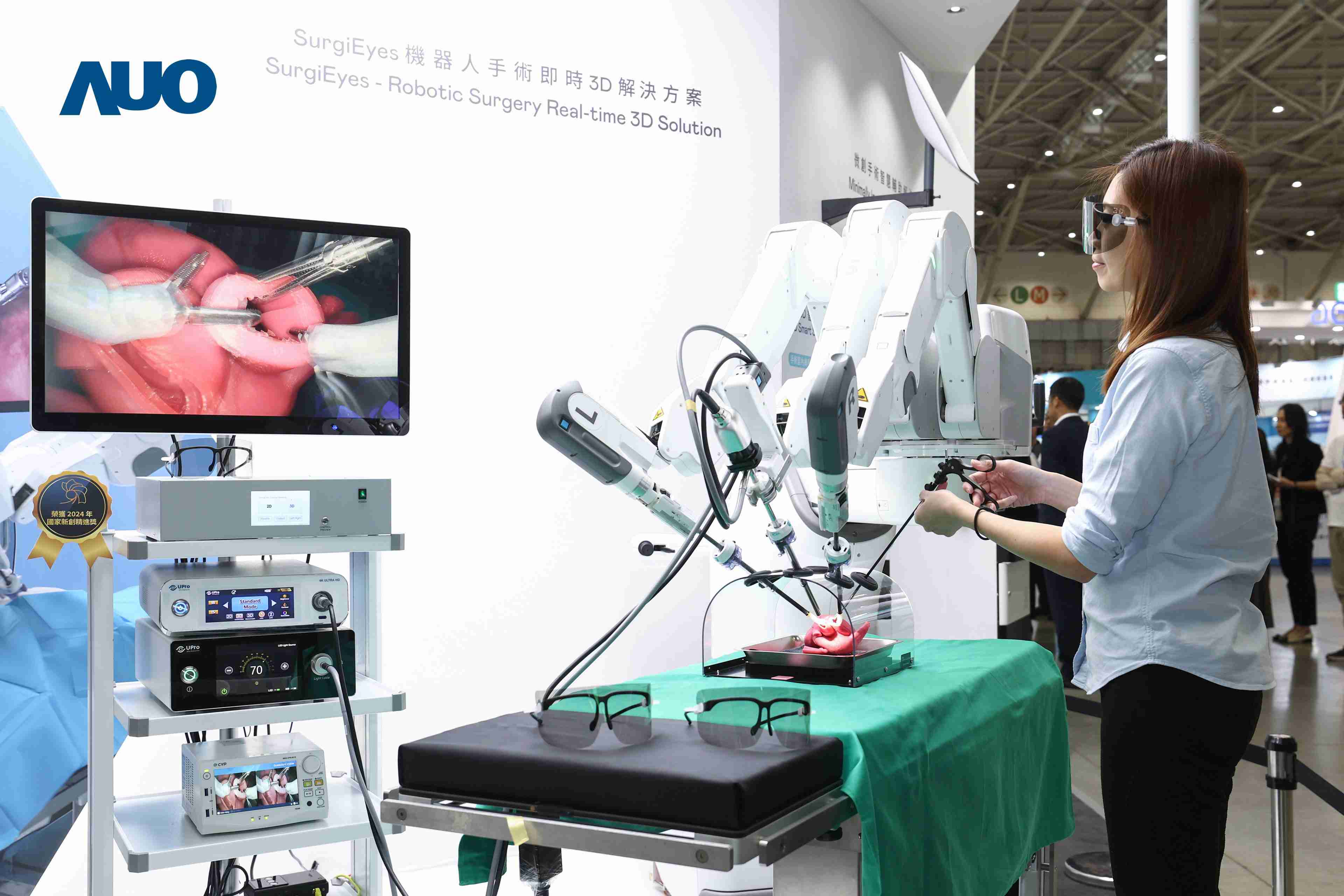 达擎以领先的3D显示技术推出〝SurgiEyes机器人手术实时3D解决方案〞，，，整合先进3D图像处理与独家3D垂直宽视角、、广色域的显示技术，，手术团队可实时同步主刀医师视角看到清晰3D影像，，，，提升沟通效率与安全性。。。。